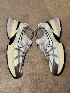 Nike V2K Run Women’s Size 8.5 Silver Black White Athletic Running Shoes Sneakers - Picture 1 of 12