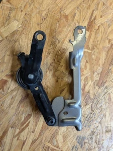 2008-2013 Silverado Sierra Hood Hinge Passenger Right Greystone Metallic 213 - Bild 1 von 9