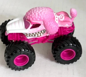 Hot Wheels Monster Jam Truck Monster Mutt Barboncino scala 1:64 rosa BKT - Foto 1 di 8