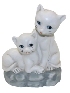Vintage 2 zwei weiße Keramik Katze Kätzchen Figur blaue Augen 5 1/2" T x 3" B x 4" L - Bild 1 von 4