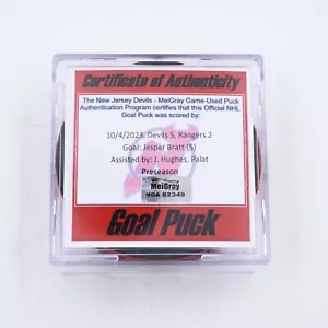 NHL Goal Scored Puck Jesper Bratt New Jersey Devils 04.10.2023 vs New York - Bild 1 von 7