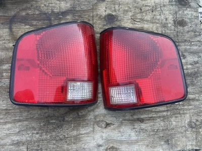 Chevrolet S10 GMC Sonoma Set of 2 Tail Lights GM 16516093/16516094 OEM Used. - Image 1 of 4