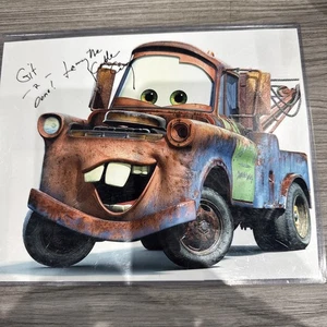 Foto firmada por Larry The Cable Guy “Cars” Mater 8”x10” con certificado de autenticidad Disney Pixar - Imagen 1 de 4