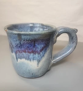Kunstkeramik signierter Becher lila blau weiß Tropfglasur Daumenauflage Griff Kaffee Tee - Bild 1 von 10