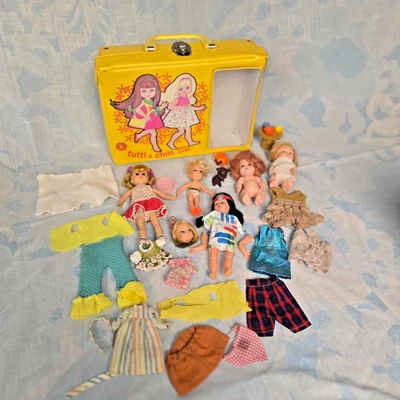Estuche para muñecas Mattell Tutti & Chris 1967 relleno con ropa y accesorios para varias muñecas Foto 1 de 4