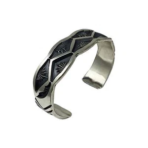"Jerrold Tahe, pulsera, plata esterlina, estampado, grueso, hecho navajo, 7 3/4" - Imagen 1 de 4