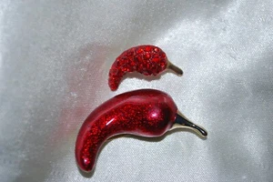 Lot Of 2 Red Pepper Pins Jalapeno Cayenne Ghost Mexican Food Vegetable Spicy - Picture 1 of 2