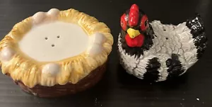 Pollo anidador vintage en cesta con coctelera de sal y pimienta - Imagen 1 de 4