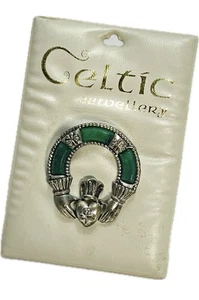 Broche prendedor vintage Solvar Irlanda celta Claddagh verde en tarjeta - Imagen 1 de 5