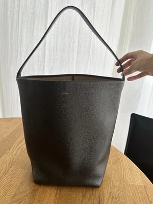 Bolso de Mano The Row Grande N/S Park Cuero de Becerro Granulado Marrón Oscuro Foto 1 de 4