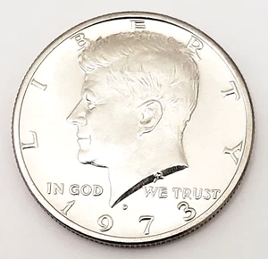 1973 D KENNEDY HALF DOLLAR AVE ZIRKULIERT **KOSTENLOSER VERSAND** - Bild 1 von 2