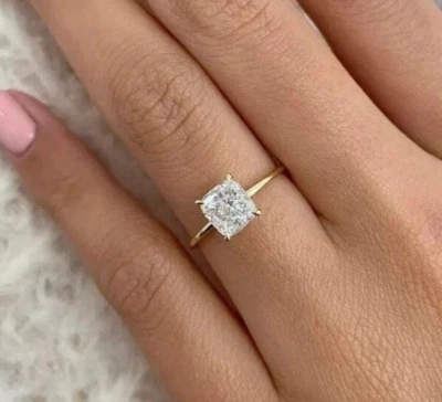 Anillo de compromiso solitario de diamantes cultivados en laboratorio de corte cojín de 1,50 quilates de oro amarillo de 10 quilates Foto 1 de 4
