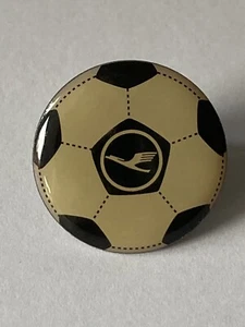 LUFTHANSA AIRLINES PIN BADGE - Picture 1 of 2