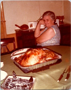 1978 Oma Thanksgiving Türkei MCM Vintage Original Farb Schnappschuss Fundfoto - Bild 1 von 3
