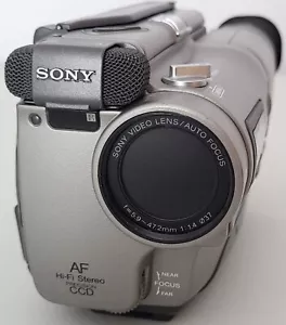 Sony CCD-TR8 Hi8 HandyCam Camcorder with multiple accessories Working - Picture 1 of 17