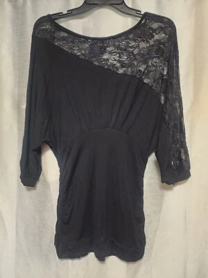 Camisa para mujer Bongo Plus negra de encaje con un hombro talla 1X Foto 1 de 4