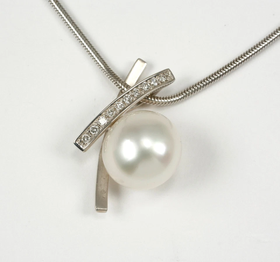 Rimorchio IN 750 Oro 18 Carati Con Perla Mare Del Sud E Brillante 0,15 CT W. Si - Immagine 1 di 1