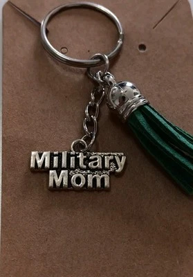  Llavero mamá militar con pompón verde gran regalo día de la madre. Foto 1 de 3