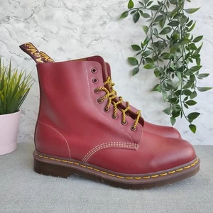 Botas Dr Martens Hechas en Inglaterra. Reino Unido Talla 11. Rojo con cordones amarillos. - Imagen 1 de 15