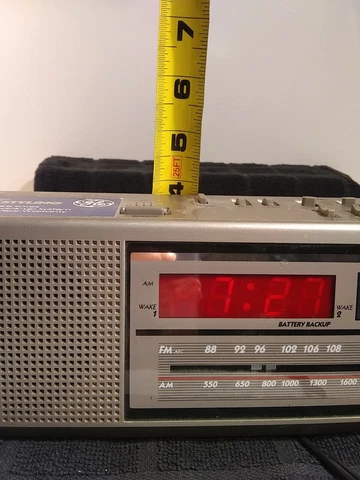 GE  AM / FM Digital Duel ALARMS Clock Radio Model # 7-4637A Tested and Working Cover