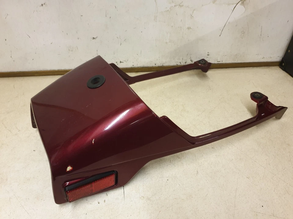 ПАНЕЛЬ КРЫШКИ ЗАДНЕГО ФОНАРЯ КАПОТА ЗАДНЕГО СИДЕНЬЯ SUZUKI GS550 EX С ОТВЕРСТИЕМ ДЛЯ ЗАМКА СИДЕНЬЯ  - Изображение 1 из 4