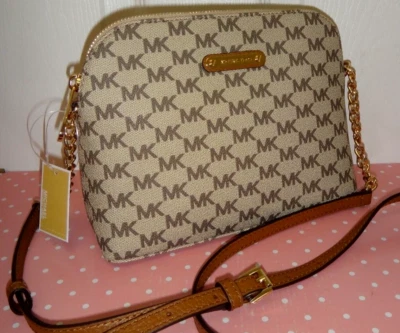 Bolso Bandolera Michael Kors Cindy Para Mujer MK Signature LG Domo Natural Bellota Dorado Foto 1 de 4