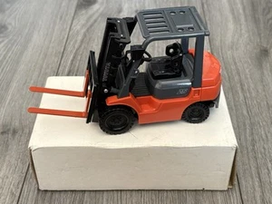 TOYOTA - FORKLIFT MODEL TRUCK - COUNTER BALANCE - - Picture 1 of 7