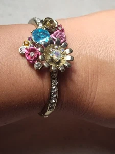 Betsey Johnson Bracelet Bangle Hinged Cuff Gems Rose Rhinestone Flower Gold - Picture 1 of 6