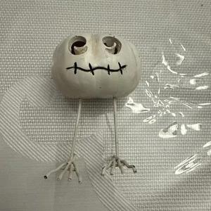 Estatuilla de calabaza blanca Pesadilla antes de Navidad 4,5" con patas de metal - Imagen 1 de 4