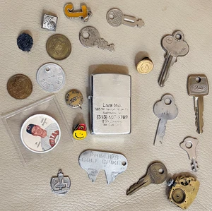 21-teiliges Trödelschubladen-Set: Ford Schlüssel, Pins, Token, Baseballspieler, Feuerzeug, Pfadfinder - Bild 1 von 4