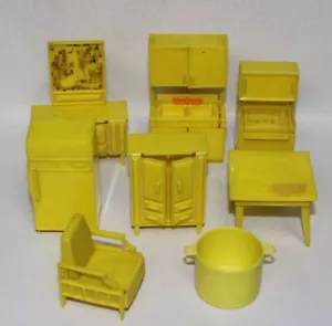Vintage Kunststoff Miniatur Puppenhaus Möbel Kommode Kühlschrank Stuhl Tisch - Bild 1 von 6