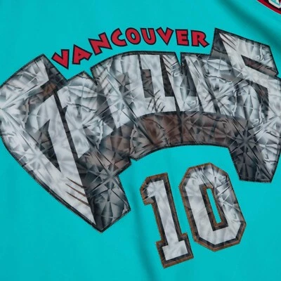 Camiseta Mitchell and Ness Mike Bibby Vancouver Grizzlies 75 aniversario 98-99 Foto 1 de 4