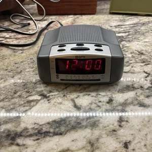 GPX AM/FM Digital Clock Radio Model D505 Tested-Works Great. Plug in or Battery - Picture 1 of 16