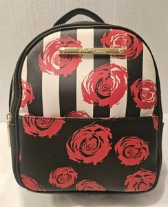 Mochila pequeña negra Betsey Johnson Red Roses con ajuste de herrajes en tono dorado. Correas - Imagen 1 de 8