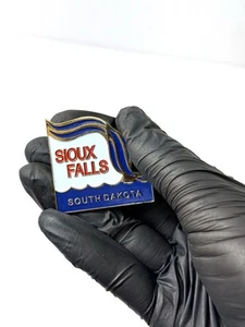 Sioux Falls South Dakota Souvenir Pin Enamel Badge Travel Collectible - Picture 1 of 2