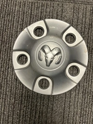 Dodge Ram 1500 2015-2019 tapa central plateada 2449 OEM 1XP54TRMAA Foto 1 de 4