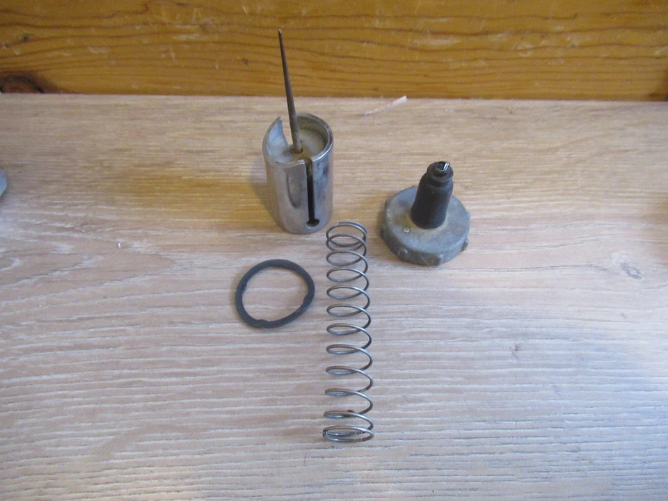 ATC 200X HONDA ** 1983 ATC 200X 1983 THROTTLE SLIDE CAP AND SPRING - Image 1 of 3