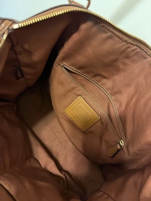 Bolso de hombro COACH Tyler de cuero granulado marrón con cremallera Foto 1 de 3