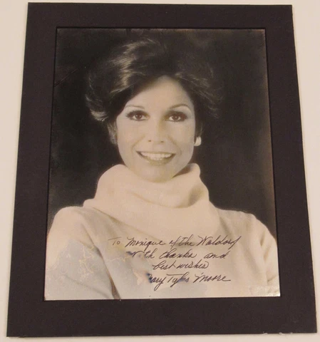 SIGNED Mary Tyler Moore photograph Cover
