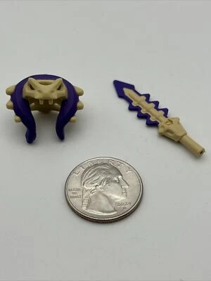LEGO - Minifigura, Espada Arma, Dentada con Hoja Púrpura Oscuro y Casco Calavera Serpiente Foto 1 de 4