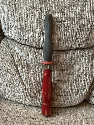 Herramienta de afilado de cuchillos Carborundum vintage con mango de madera roja Foto 1 de 4
