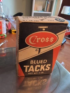 (1) Pound of Vintage Cross #4 Blued Gimp Tappezzeria Tacks - Nuovo Vecchio Stock - Foto 1 di 6