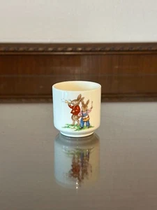Royal Doulton Bunnykins Eierbecher, Hasen spielen englisches Bone China - Bild 1 von 5