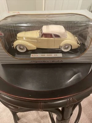 SIGNATURE MODELS 1/18 TAN 1936 CORD 810 CLASSIC  IN Original box - Image 1 of 4