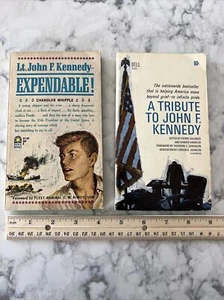 A Tribute To John F Kennedy Dell & Lt John F Kennedy Expendable Paperback Books - Foto 1 di 17