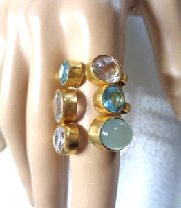 Anello regolabile moda, tono oro, pietre miste, unico bracciale largo. - Foto 1 di 6