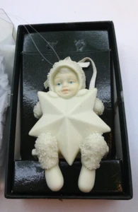 Dept 56 Snowbabies Swinging On A Star adorno de Navidad #6810-1 bisque blanco - Imagen 1 de 6
