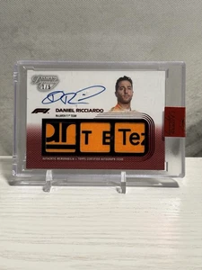 2022 F1 Topps Dynasty Triple Reliquia Autógrafo/5 Daniel Ricciardo McLaren Equipo F1 - Imagen 1 de 2