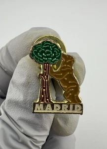 Pin de solapa esmaltada tono dorado Bear & Strawberry Tree Madrid - Imagen 1 de 6
