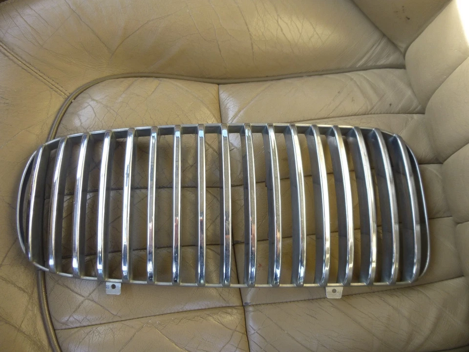 1998 1999 2000 20001 2002 2003 Jaguar XJ8 VANDEN PLAS PARRILLA IZQUIERDA CROMO INSERTO Foto 1 de 1